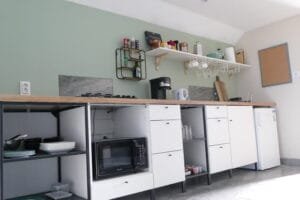 Keuken met gaskookplaat, combi-oven en espresso-apparaat