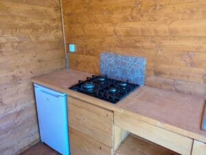 gasvuur en koelkast in buitenkeuken