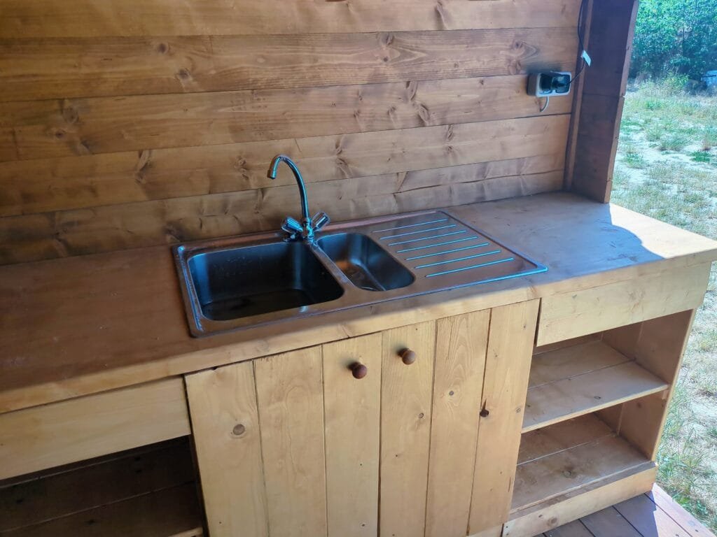 spoelbak in buitenkeuken